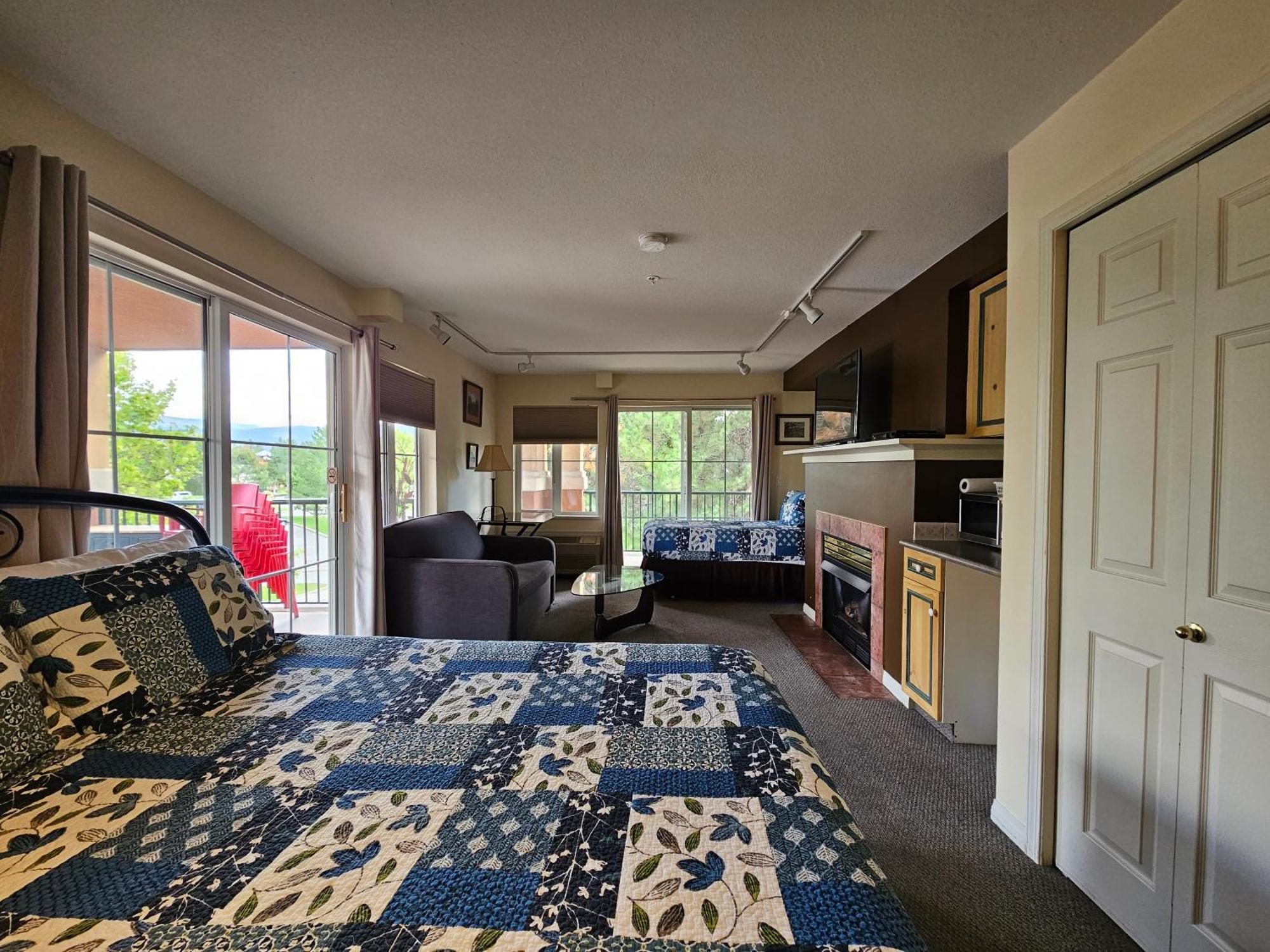 Borgata Lodge Resort Kelowna Exterior photo