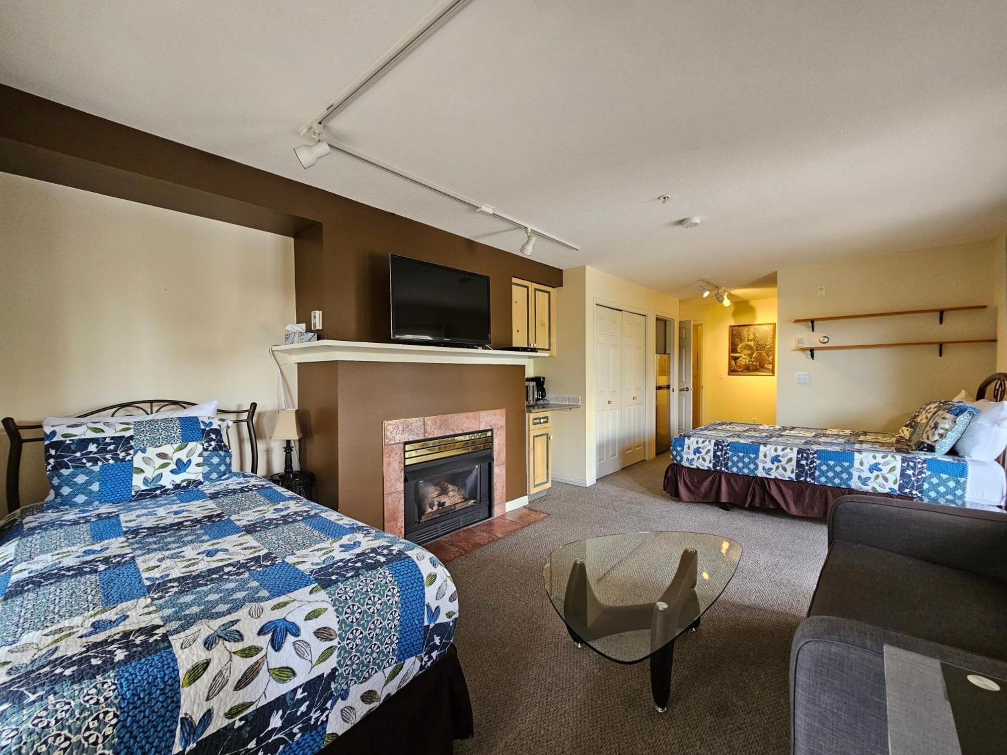 Borgata Lodge Resort Kelowna Exterior photo